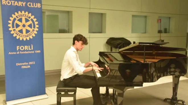 Il concerto è stato tenuto dal giovane pianista forlivese Filippo Castelluzzo