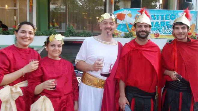 Persone vestite alla romana per la cena. sul lungomare Giulio Cesare