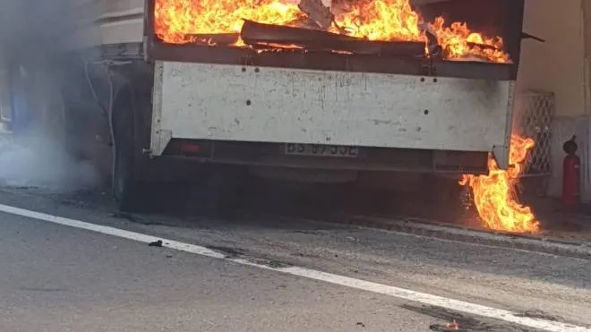 Il furgone in fiamme