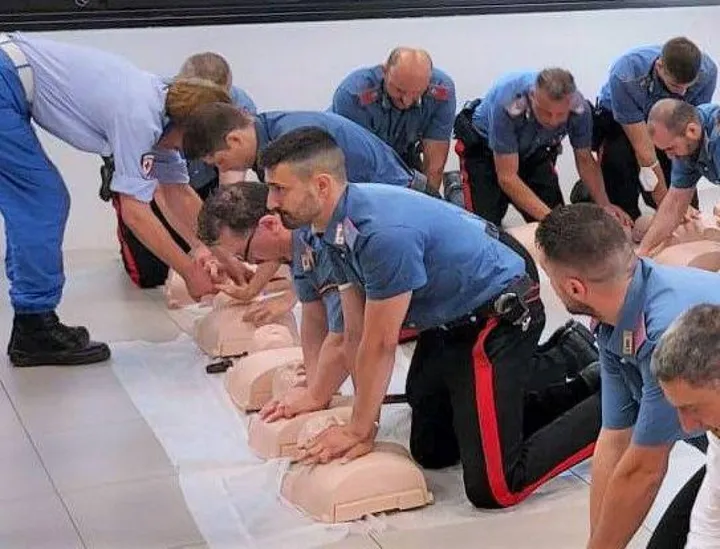 Il corso impartito dai volontari della Croce rossa ai carabinieri di Vergato