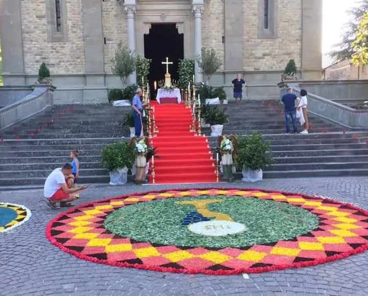 A San Piero fervono i preparativi per l’Infiorata davanti chiesa parrocchiale