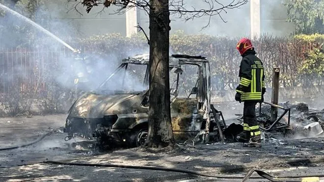 L’intervento dei vigili del fuoco, ma ormai del caravan non restava che la carcassa bruciata. Le fiamme hanno danneggiato anche un’azienda vicina