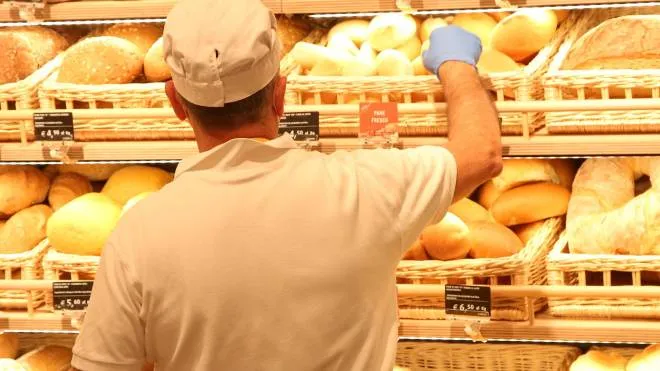 Un’immagine generica di un addetto alla vendita del pane