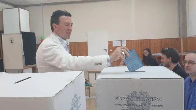 Mauro Sclavi durante il voto