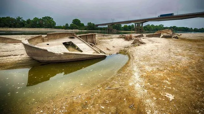 The bed of the river Po in dry at Castel San Giovanni, near Piacenza, Italy, 22 June 2022. "Summer has not yet begun and we are in the absence of water resources, it is the perfect storm", said the District Authority of the River.   ANSA / Pierpaolo Ferreri