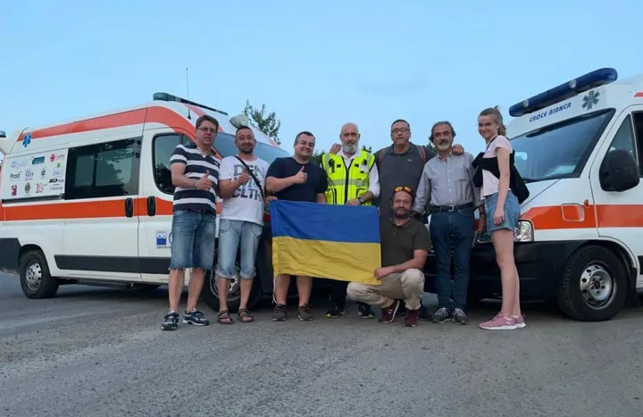 La consegna delle ambulanze ai rappresentanti dell’ Arcidiocesi ucraina