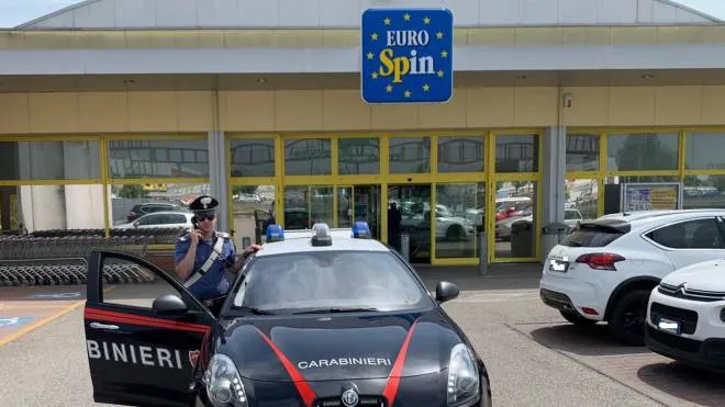 i carabinieri davanti al supermercato Eurospin di Rovigo