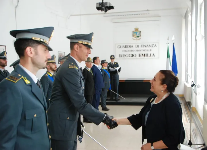 Il prefetto Iolanda Rolli premia alcuni agenti della Guardia di Finanza di Reggio