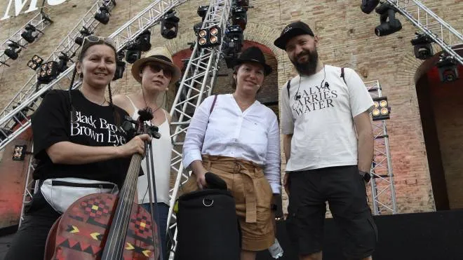 Il gruppo ucraino dei «DakhaBrakha» allo Sferisterio per la serata inaugurale di Musicultura (foto Pierpaolo Calavita)