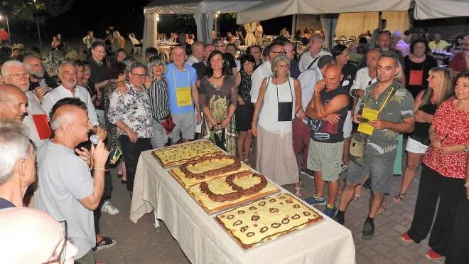 La grande torta dedicata ai neosessantenni presenti alla festa di Voltana