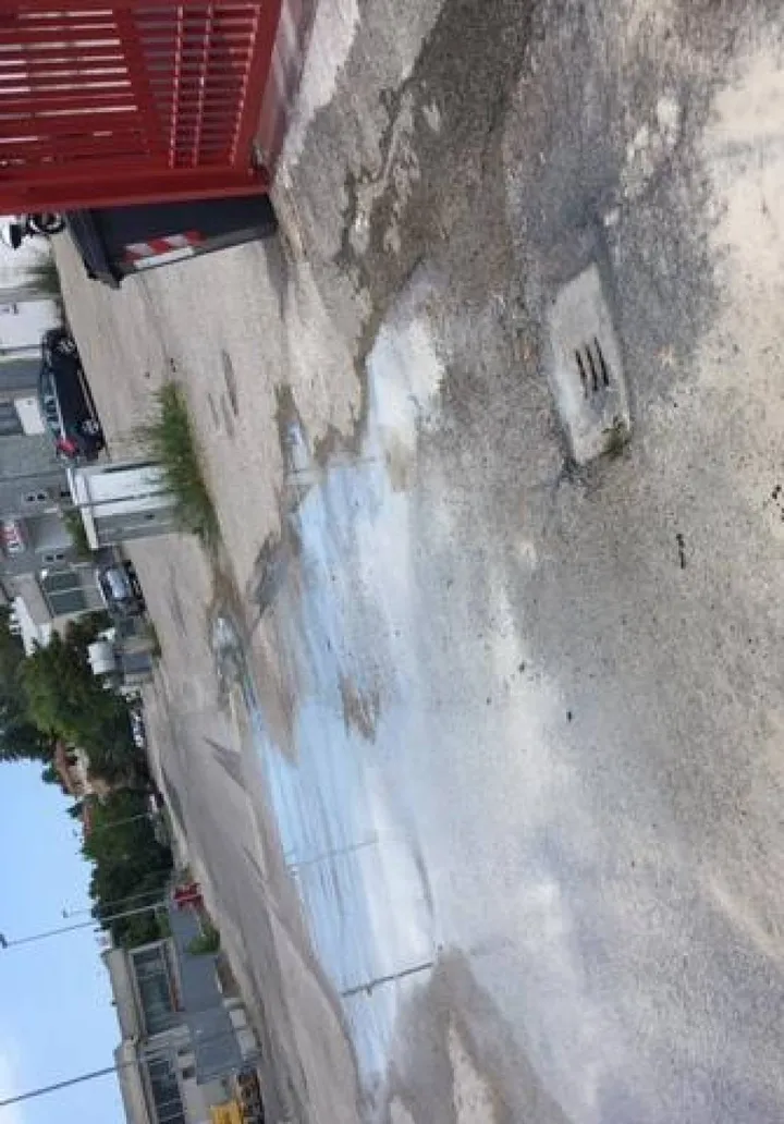 Ecco il continuo defluire dell’acqua in strada nella zona industriale di Villa Fastiggi