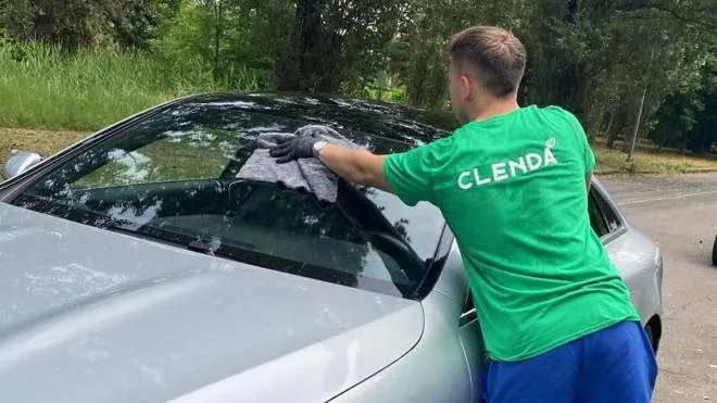 Uno dei tre soci di Clenda,. il servizio prenotabile on line che garantisce pulizia dell’auto sostenibile»