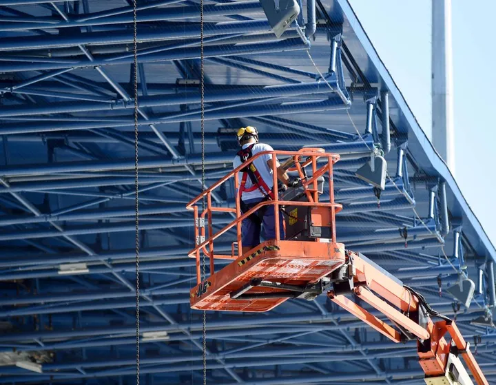 Un momento dei lavori che sono stati eseguiti alla copertura della. tribuna nord dello stadio Mazza (Foto Businesspress)