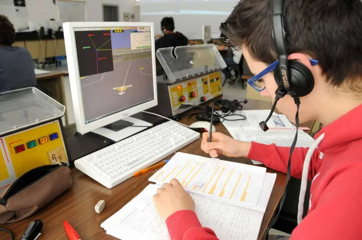 Uno studente del ‘Baracca’ mentre studia davanti a un simulatore di volo