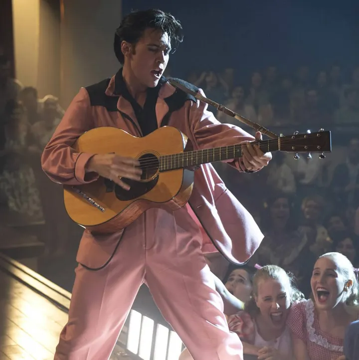 Austin Butler nei panni di Elvis Presley, nel film anche Tom Hanks