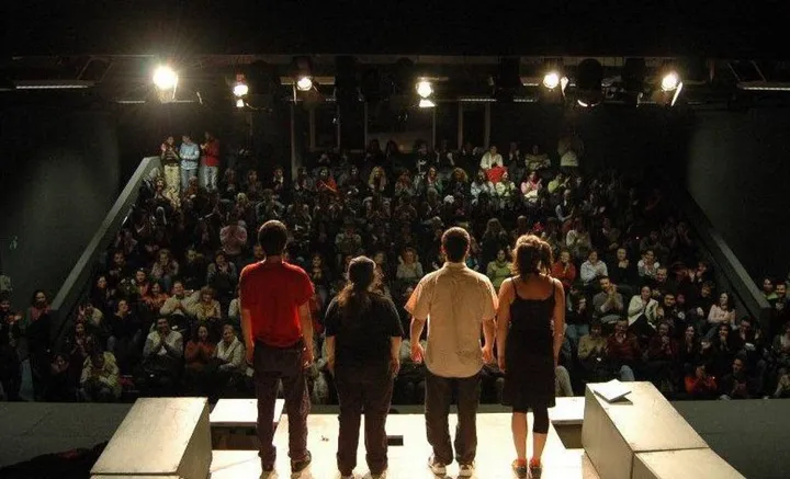 La Compagnia Teatro dell’Argine, durante i lavori, sarà in tournèe in Italia