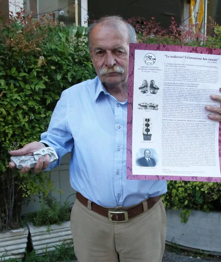 Gabriele Papi mostra gli stampi orginari dei fischietti creati da suo nonno Vincenzo