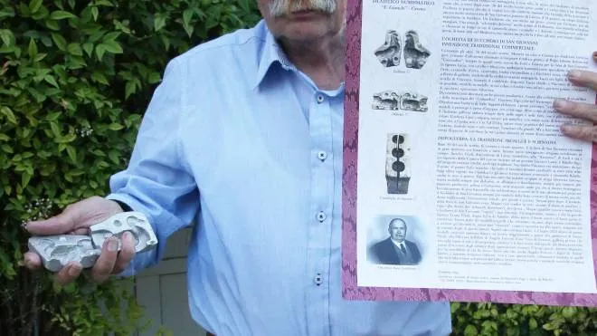 Gabriele Papi mostra gli stampi orginari dei fischietti creati da suo nonno Vincenzo