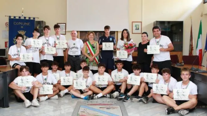 la formazione dei giovanissimi de La Vittoriosa con sindaco e giunta