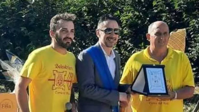 Da sinistra Manuel Leonardi, Lucio Moretti e il maestro d’arme Andrea Benericetti