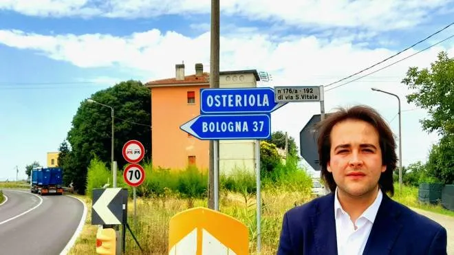 Nicolas Vacchi, consigliere comunale di Fratelli d’Italia, a lato della San Vitale a Osteriola, dove i rischi legati al traffico non sono stati ancora risolti