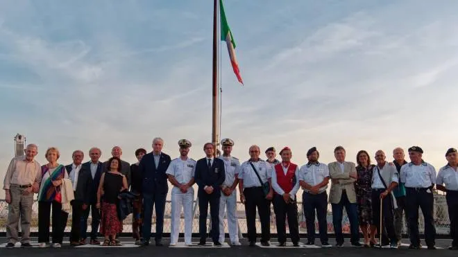 Il passaggio di consegne si è svolto a bordo della nave della Marina Militare italiana. Presentato anche un service dedicato agli eroi della Marina faentini