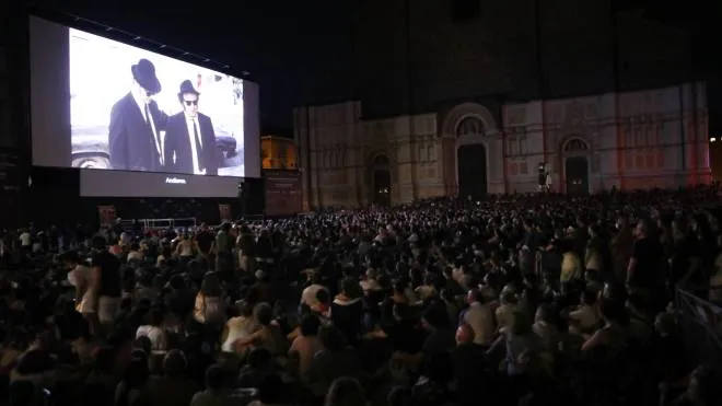 BOLOGNA. Il regista John Landis in Piazza Maggiore per la proiezione del suo film “The Blues Brothers” nell’ambito del Festival del Cinema Ritrovato 2022