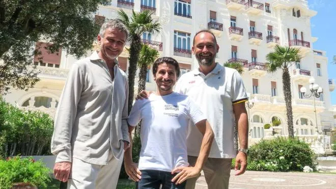 Il team di ’Calciomercato - L’originale’ davanti al Grand Hotel, da sin.: Alessandro Bonan, Fayna e Gianluca Di Marzio (Petrangeli)