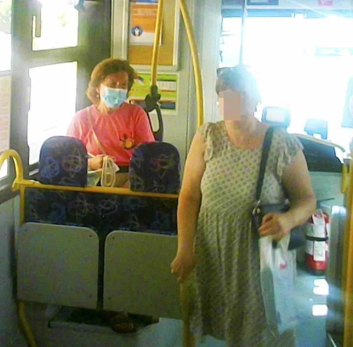 Utenti sull’autobus con e senza mascherina (foto Luca Ravaglia)