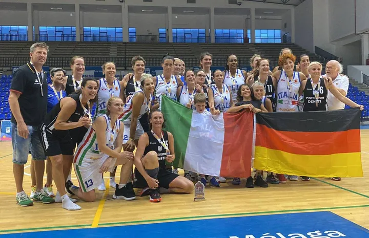 Foto di gruppo per la finale degli Europei Maxi Basket di Malaga