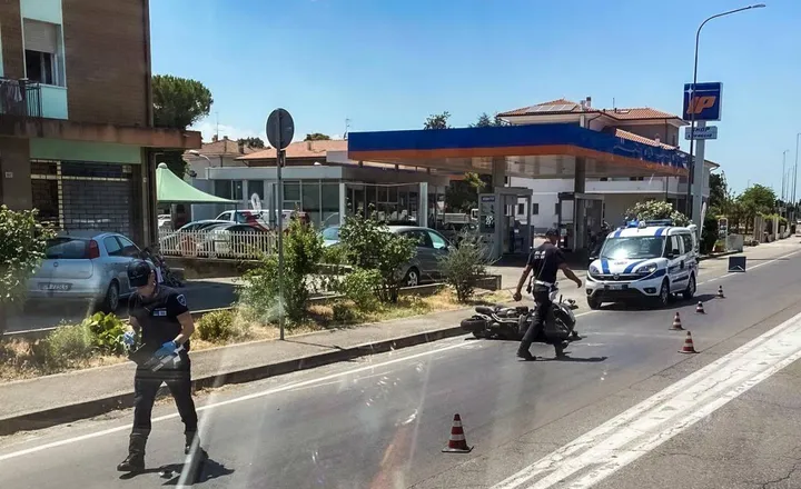 Gli agenti della polizia locale impegnati nei rilievi dell’incidente di ieri sulla via Emilia