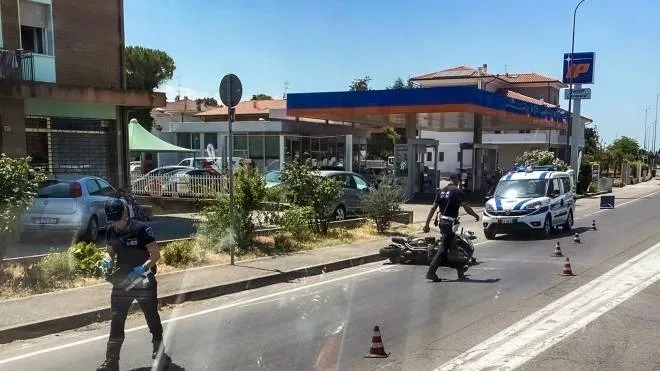 Gli agenti della polizia locale impegnati nei rilievi dell’incidente di ieri sulla via Emilia
