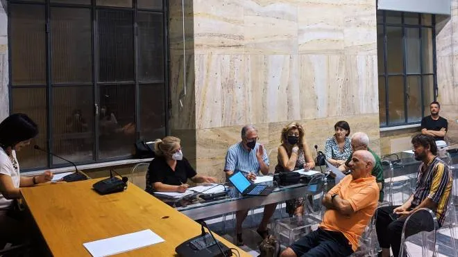 La sindaca Giuliana Giampaoli insieme ai commercianti nella sala consiliare