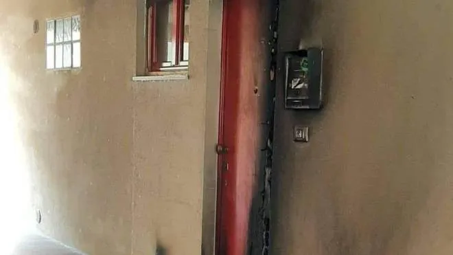 Ecco come è stata ridotta la porta dell’appartamento dopo il lancio della molotov