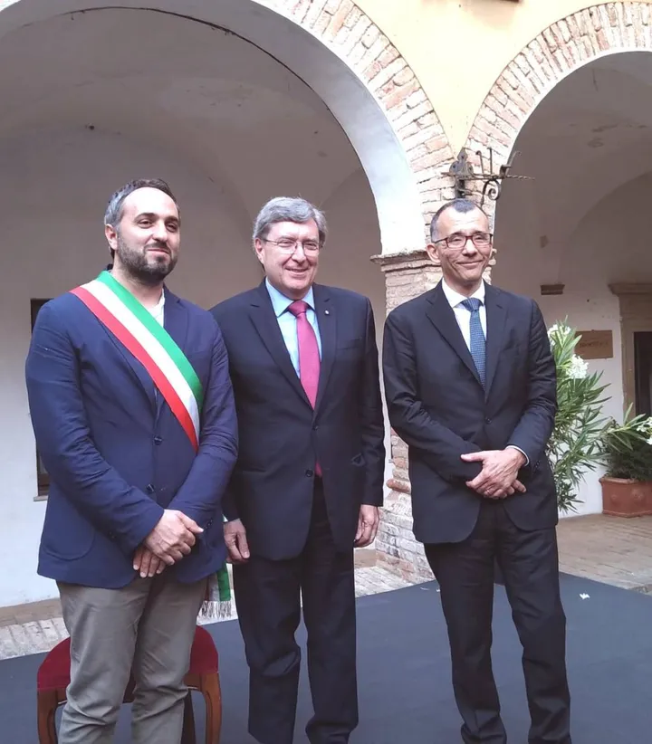 Da sinistra, il sindaco di Mondavio Zenobi, il ministro Giovannini e il dottor Girolamo Martino