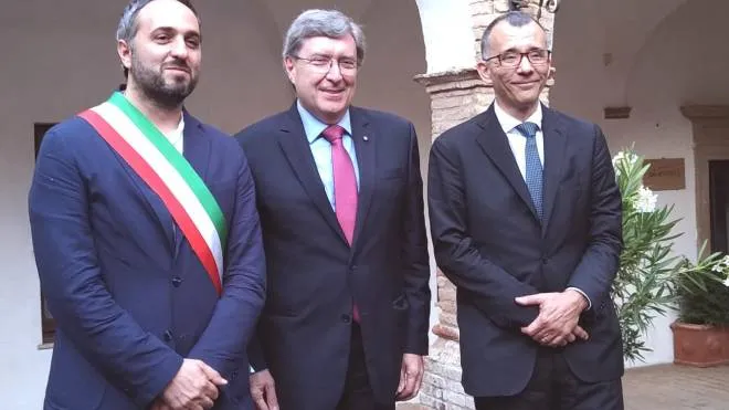 Da sinistra, il sindaco di Mondavio Zenobi, il ministro Giovannini e il dottor Girolamo Martino
