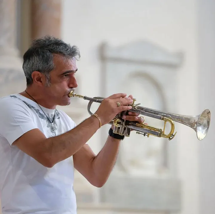 Fresu suonerà brani jazz come il suo ‘Ossi’ e ‘Memory per tromba e archi’ di Caine