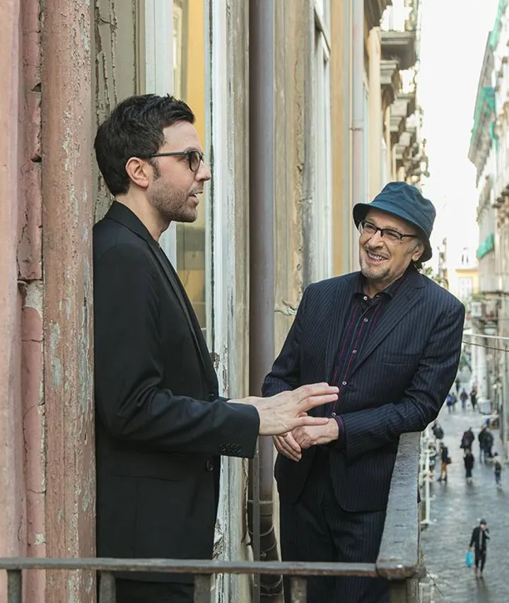 Eduardo De Crescenzo, a destra, con Julian Oliver Mazzariello, che stasera lo accompagnerà al pianoforte