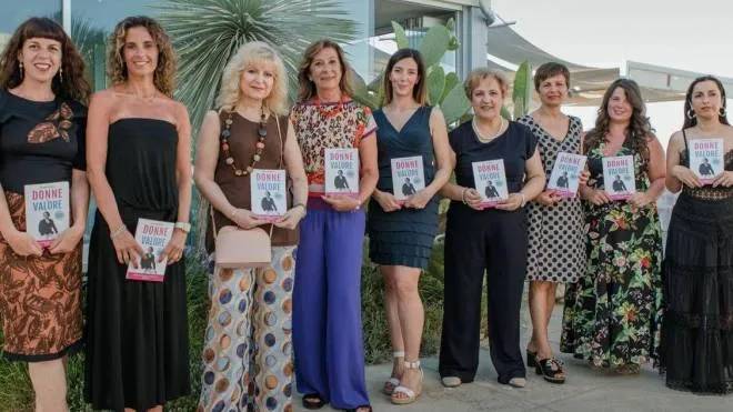 Giuliana Salvucci ha presentato al Cobà di Porto San Giorgio il libro ’Donne di valore’. Ci sono 15 testimonianze di donne imprenditrici, dottoresse, artiste, manager che hanno saputo costruire il loro futuro e quello del territorio in cui vivono