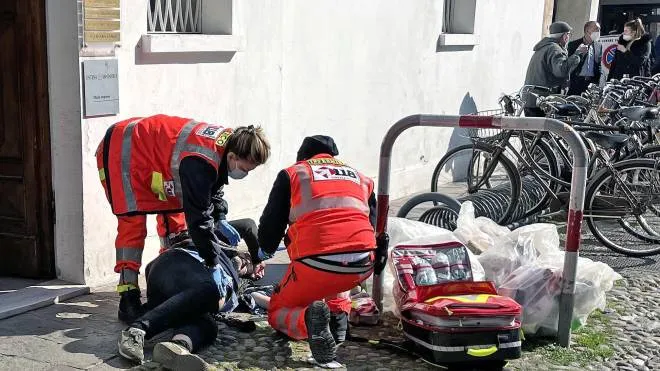 I soccorsi a Roberto Gregnanini dopo il ferimento in piazzatte Schiatti il 3 marzo scorso