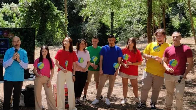 Per gli studenti maglie di colore diverso in segno di diversità e ambiente