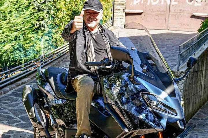 Vasco Rossi sul suo nuovo scooter. ’made in Rimini’, consegnatogli venerdì