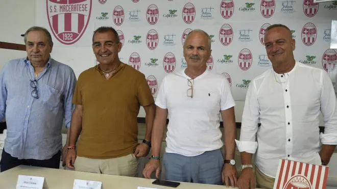 Da sinistra, il dg Enzo Vissani, l’allenatore Guido Di Fabio, il presidente Alberto Crocioni, il ds Giuseppe Sfredda (foto Calavita)