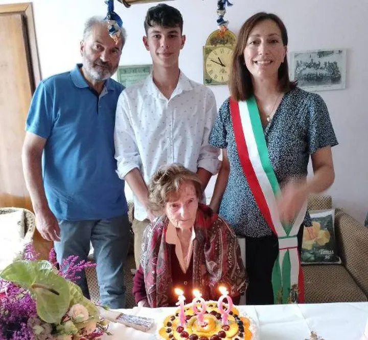 Teresa festeggia con la sindaca Tania Bocchini e gli amministratori comunali