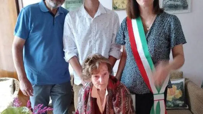 Teresa festeggia con la sindaca Tania Bocchini e gli amministratori comunali