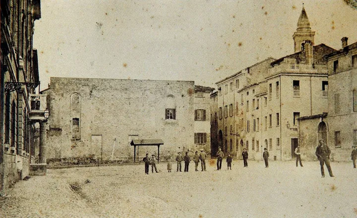 Foto storica di Piazza Bufalini nel 1883 (Fondo Biblioteca Malatestiana)