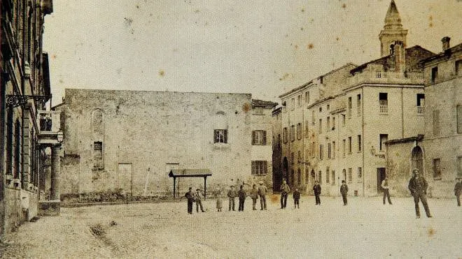 Foto storica di Piazza Bufalini nel 1883 (Fondo Biblioteca Malatestiana)