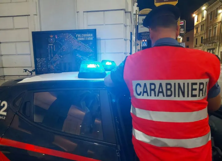 L’episodio si è consumato davanti al bar «Sole»: sul posto i carabinieri
