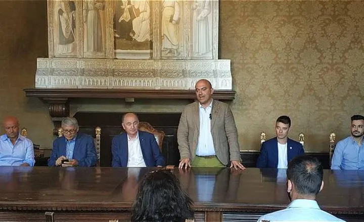 Il sindaco di Osimo Simone Pugnaloni, ieri, durante la conferenza stampa di presentazione del memorial, assieme alle altre autorità intervenute