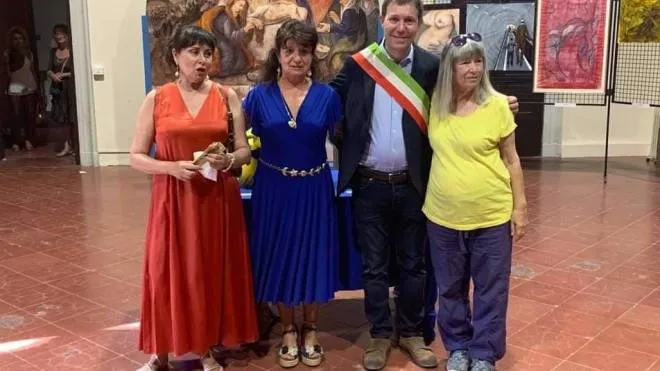 Le tre artiste premiate con Francesco Billi,. sindaco di Castrocaro e Terra del Sole